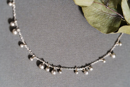 Necklace "Scattering of balls" (3,4,5 mm)