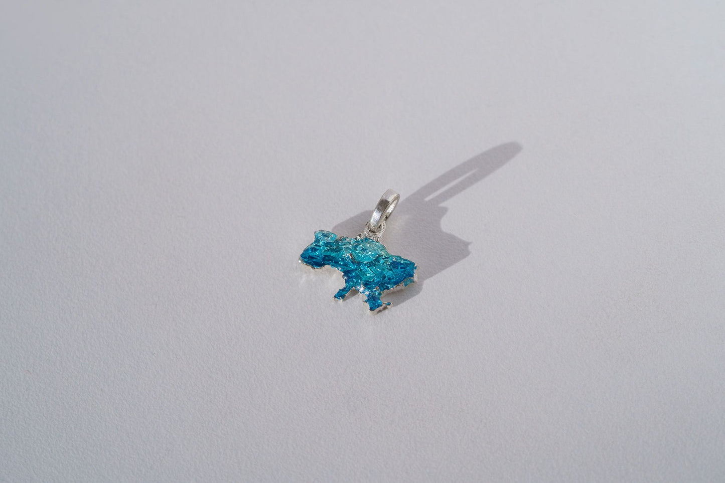 Pendant "United" textured with emerald enamel