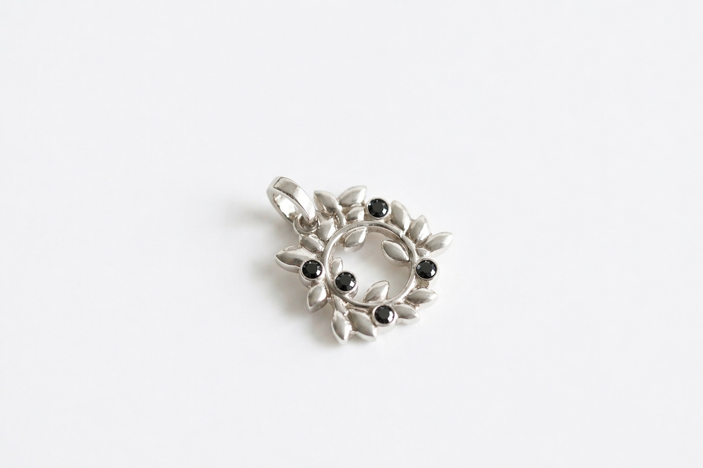 Pendant "Wreath" with gemstones