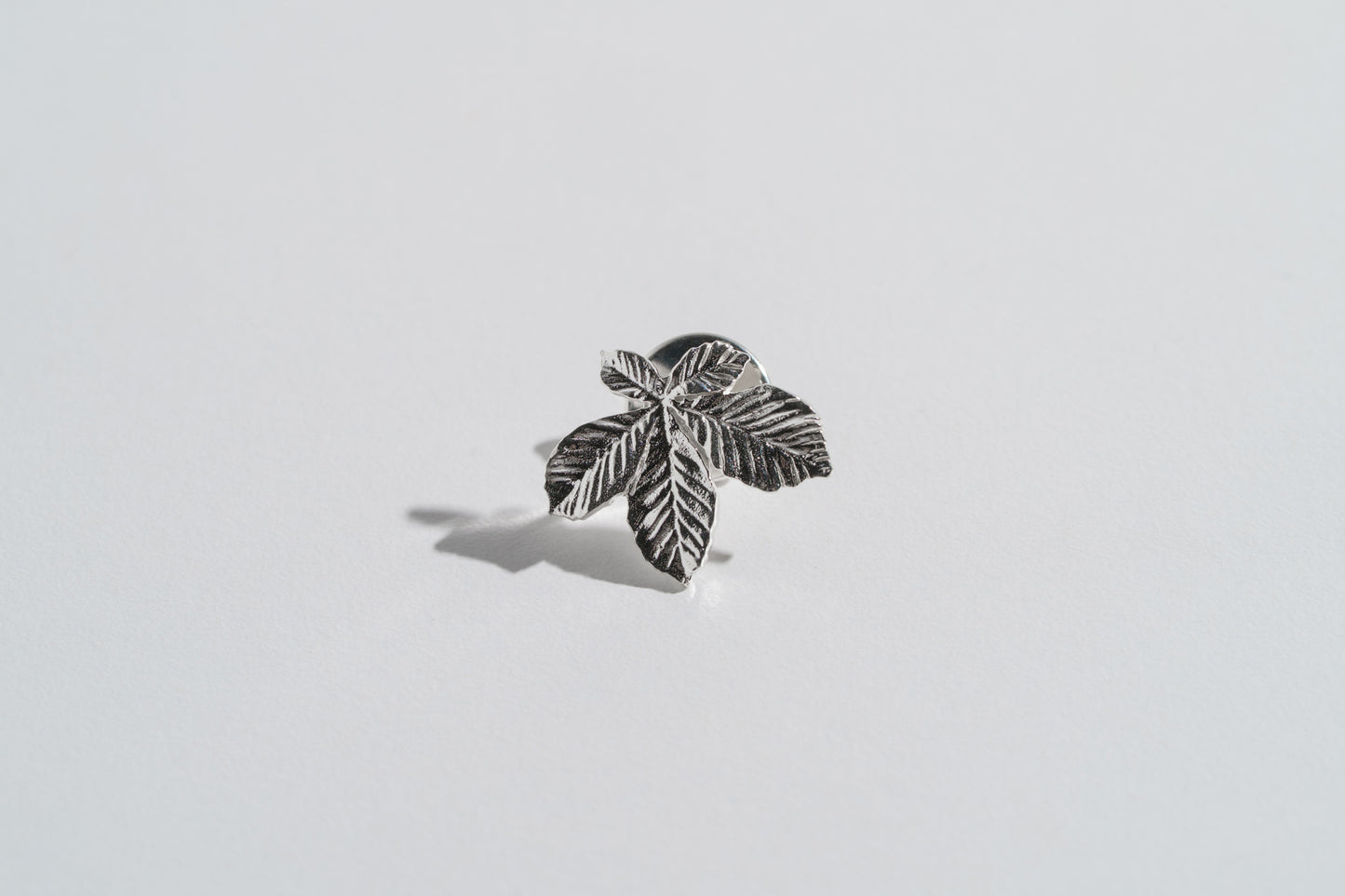 Pin “Chestnut Leaf” (15 mm) light