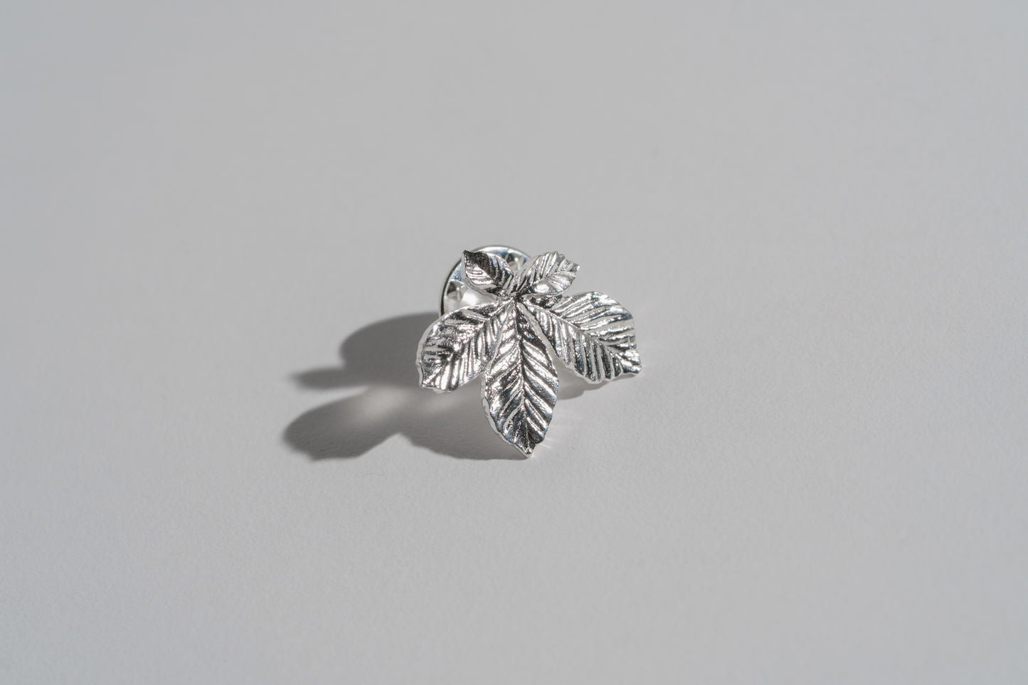 Pin “Chestnut Leaf” (15 mm) light