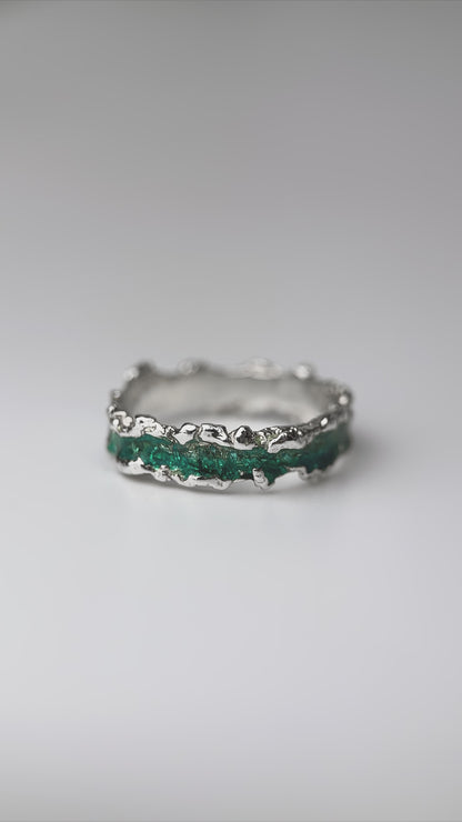 Ring "Wave" emerald (4 mm)