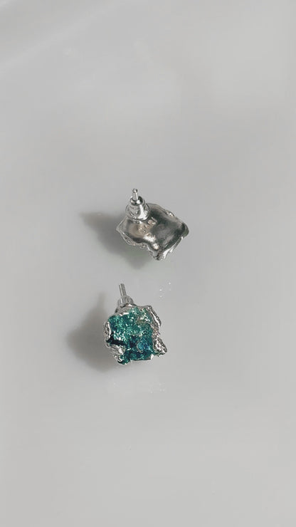 Stud earrings "Wave" emerald (8х10 mm)