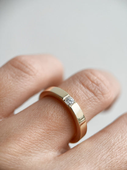 Ring "Glow" (gemstone 2.3 mm)