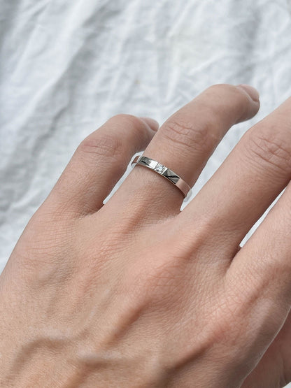 Ring "Glow" (gemstone 2.3 mm)