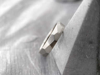 Wedding ring "Large Facets" (4 mm)