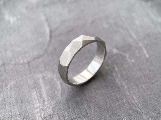 Ring "Large facets" (4 mm)