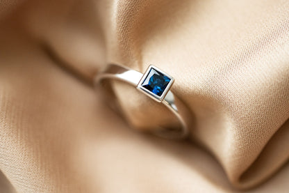 Ring "Principle" (gemstone 4*4 mm)