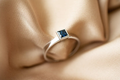Ring "Principle" (gemstone 4*4 mm)