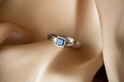 Ring "Principle" (gemstone 4*4 mm)