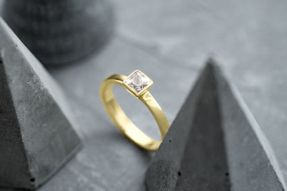 Ring "Principle" (gemstone 4*4 mm)