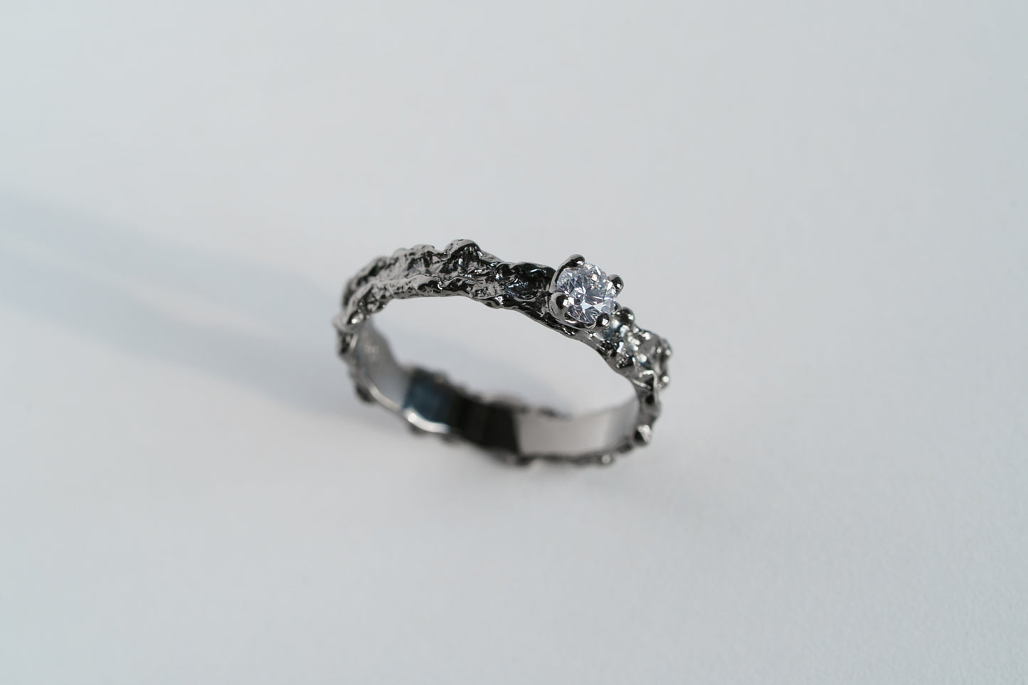 Ring “Reefs” blackened (gemstone 4 mm)