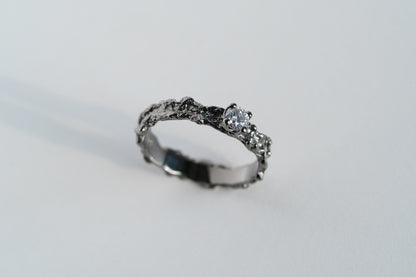 Ring “Reefs” blackened (gemstone 4 mm)