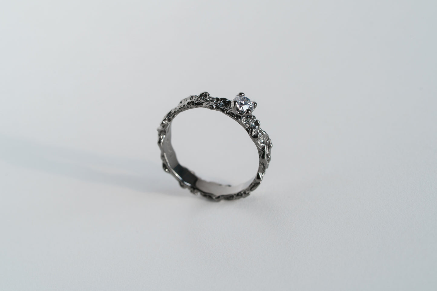 Ring “Reefs” blackened (gemstone 4 mm)