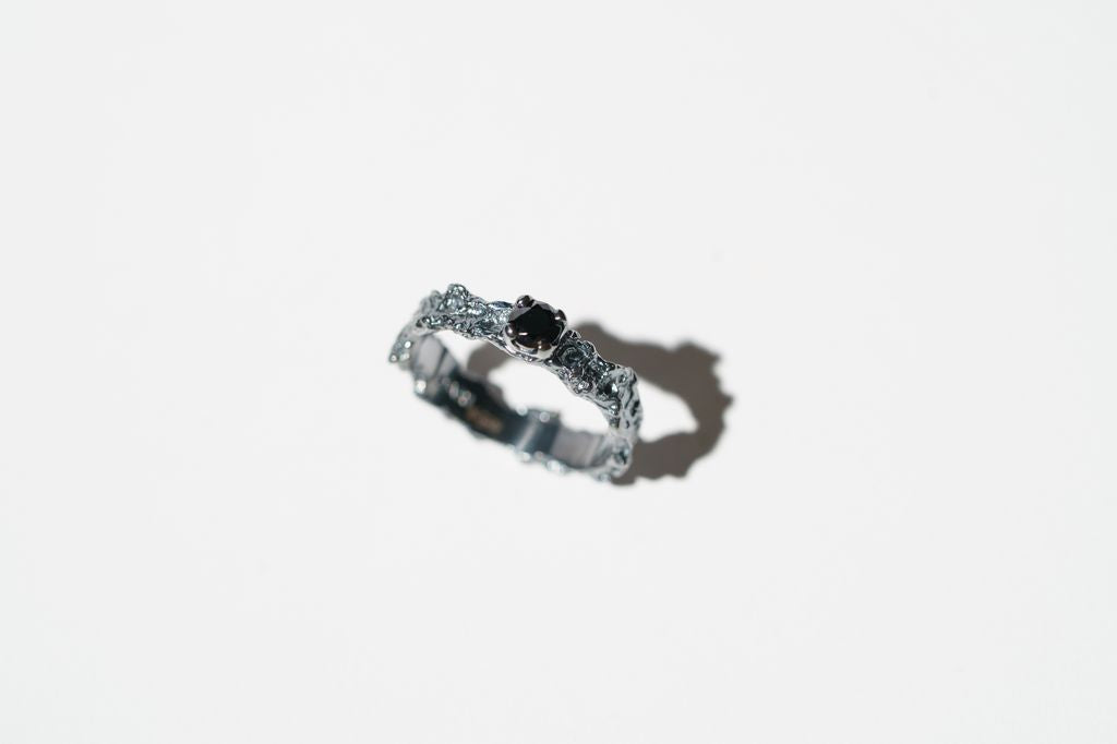 Ring “Reefs” blackened (gemstone 4 mm)