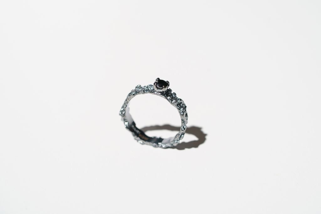 Ring “Reefs” blackened (gemstone 4 mm)