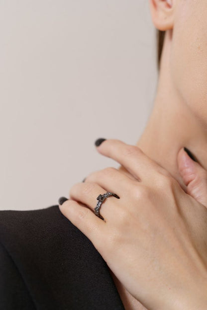 Ring “Reefs” blackened (gemstone 4 mm)