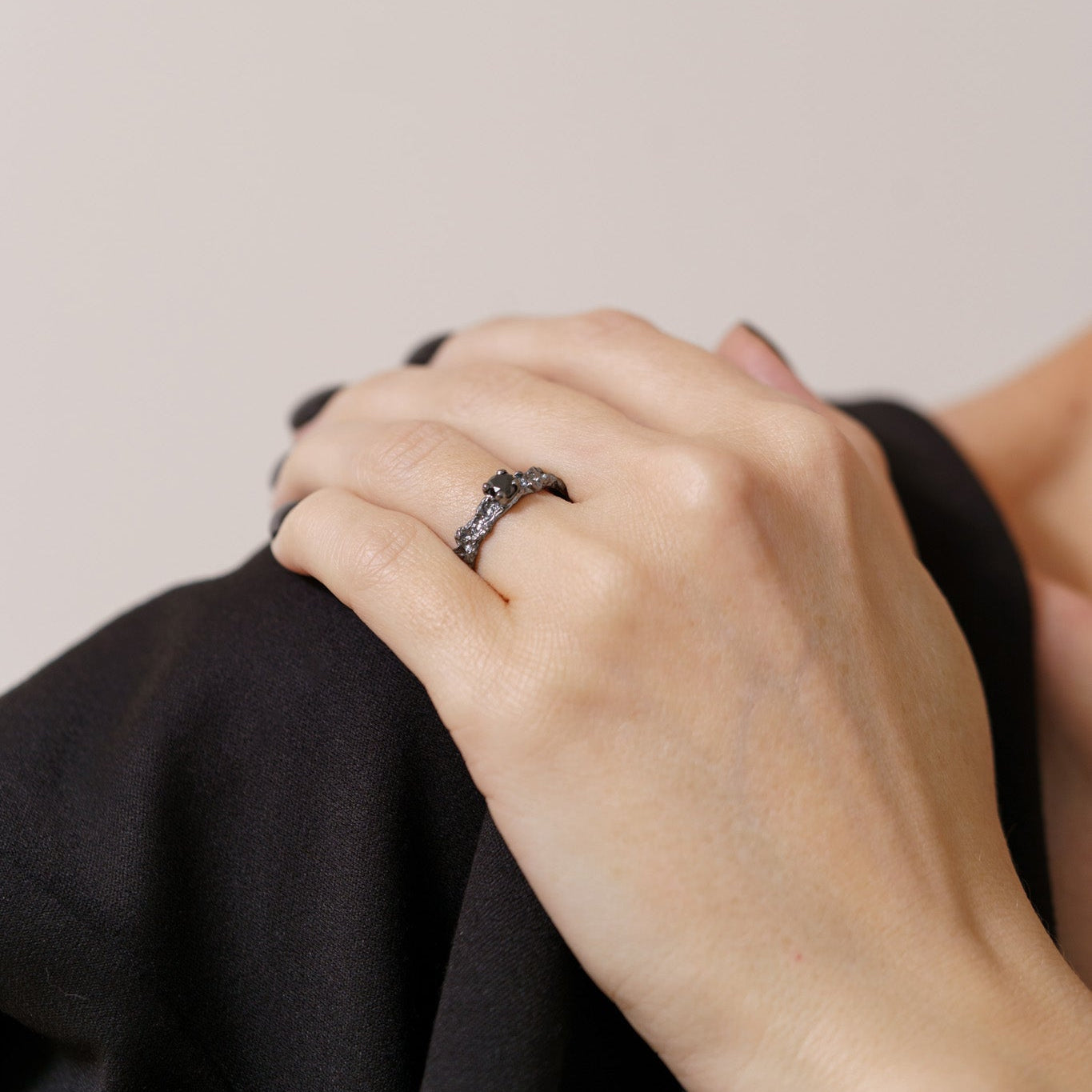 Ring “Reefs” blackened (gemstone 4 mm)