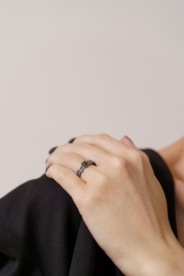 Ring “Reefs” blackened (gemstone 4 mm)