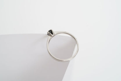 Ring "Vector" (4 mm gemstone)