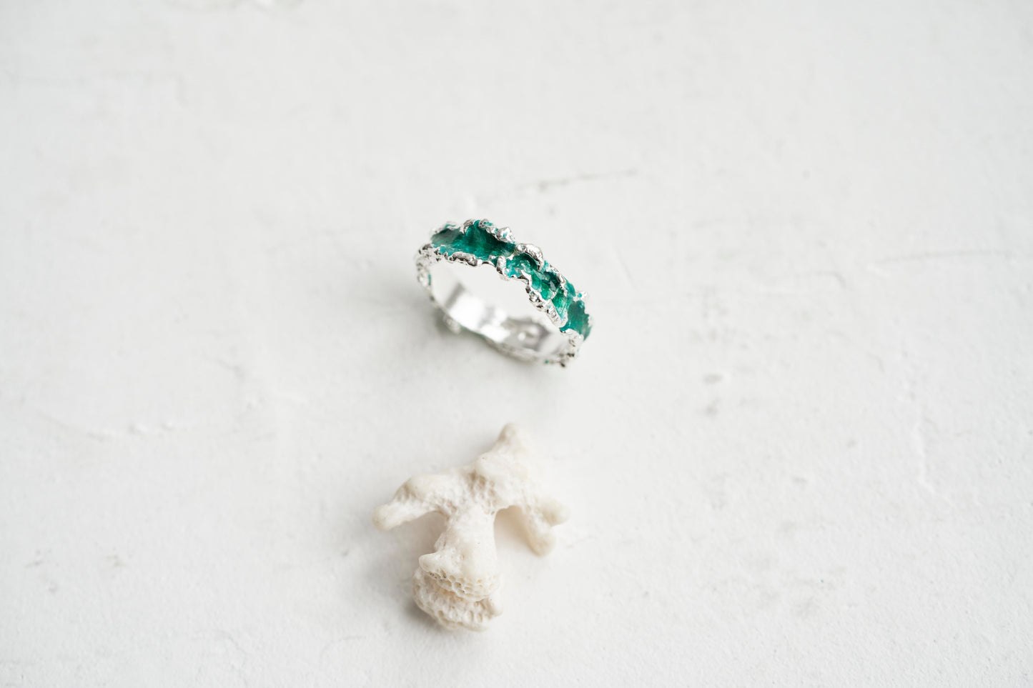 Ring "Wave" emerald (4 mm)