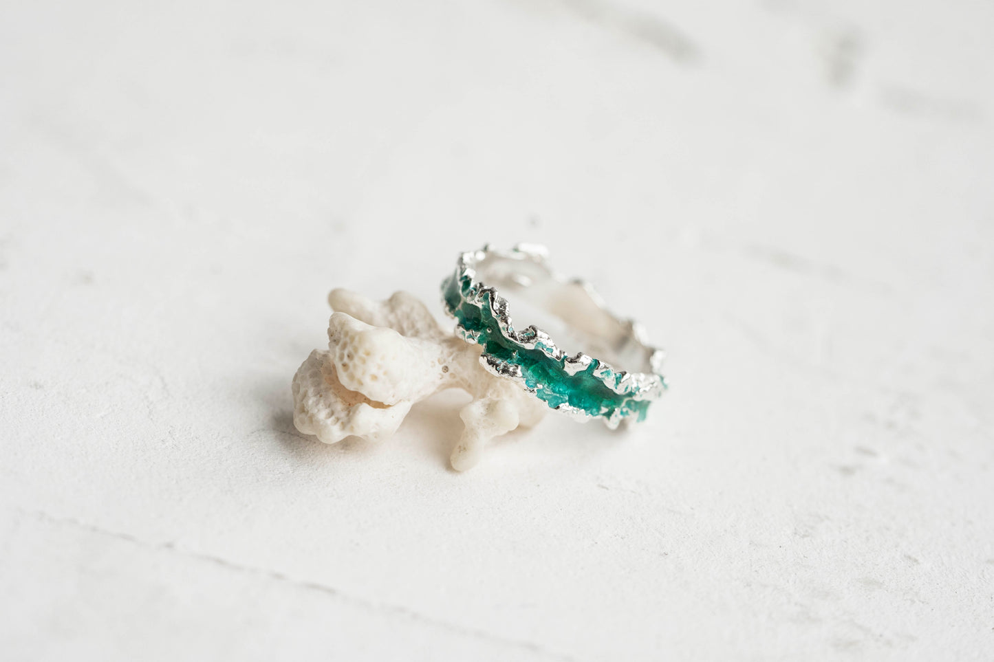 Ring "Wave" emerald (4 mm)