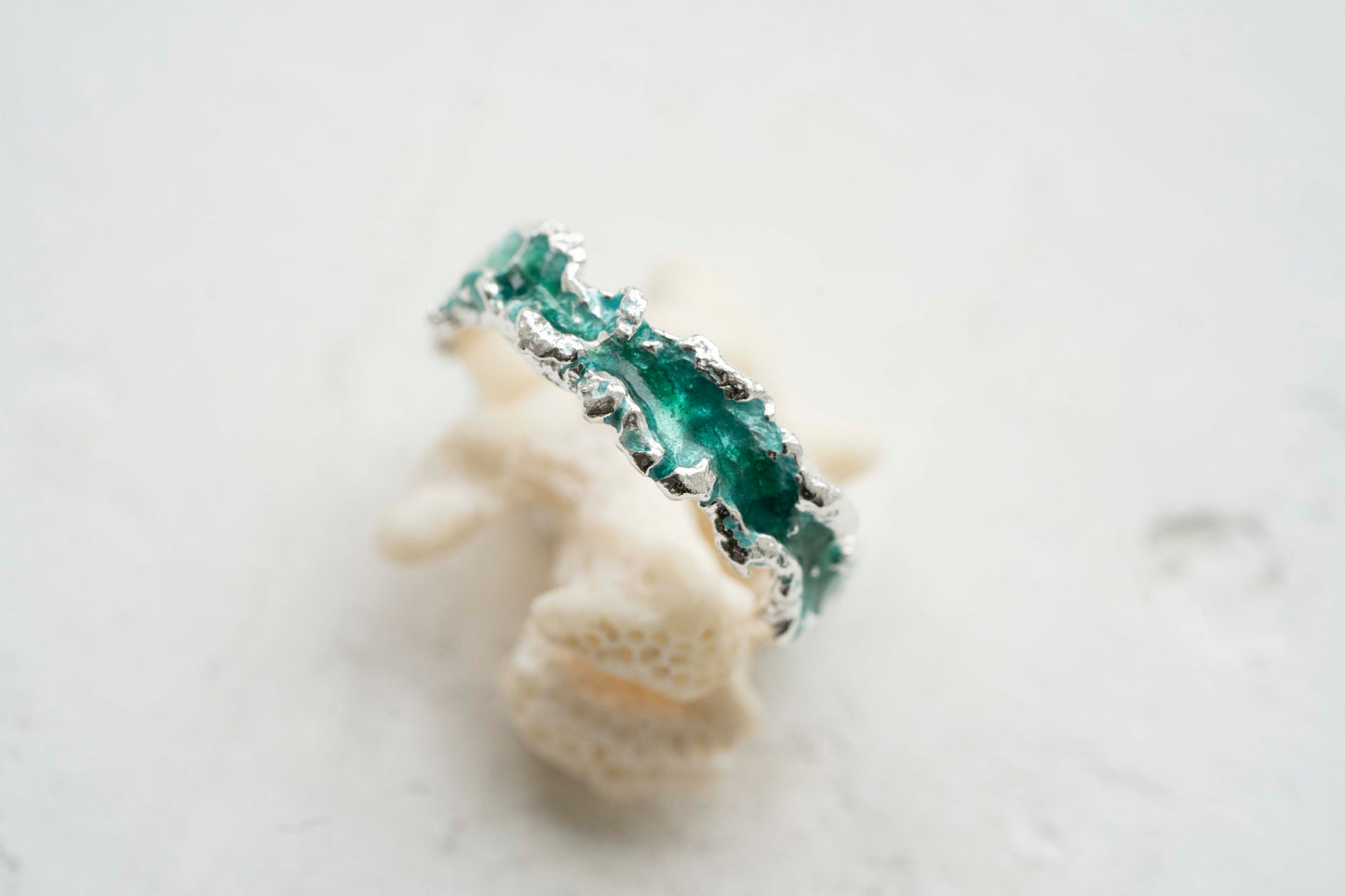 Ring "Wave" emerald (4 mm)