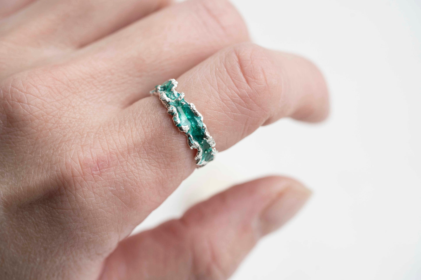 Ring "Wave" emerald (4 mm)