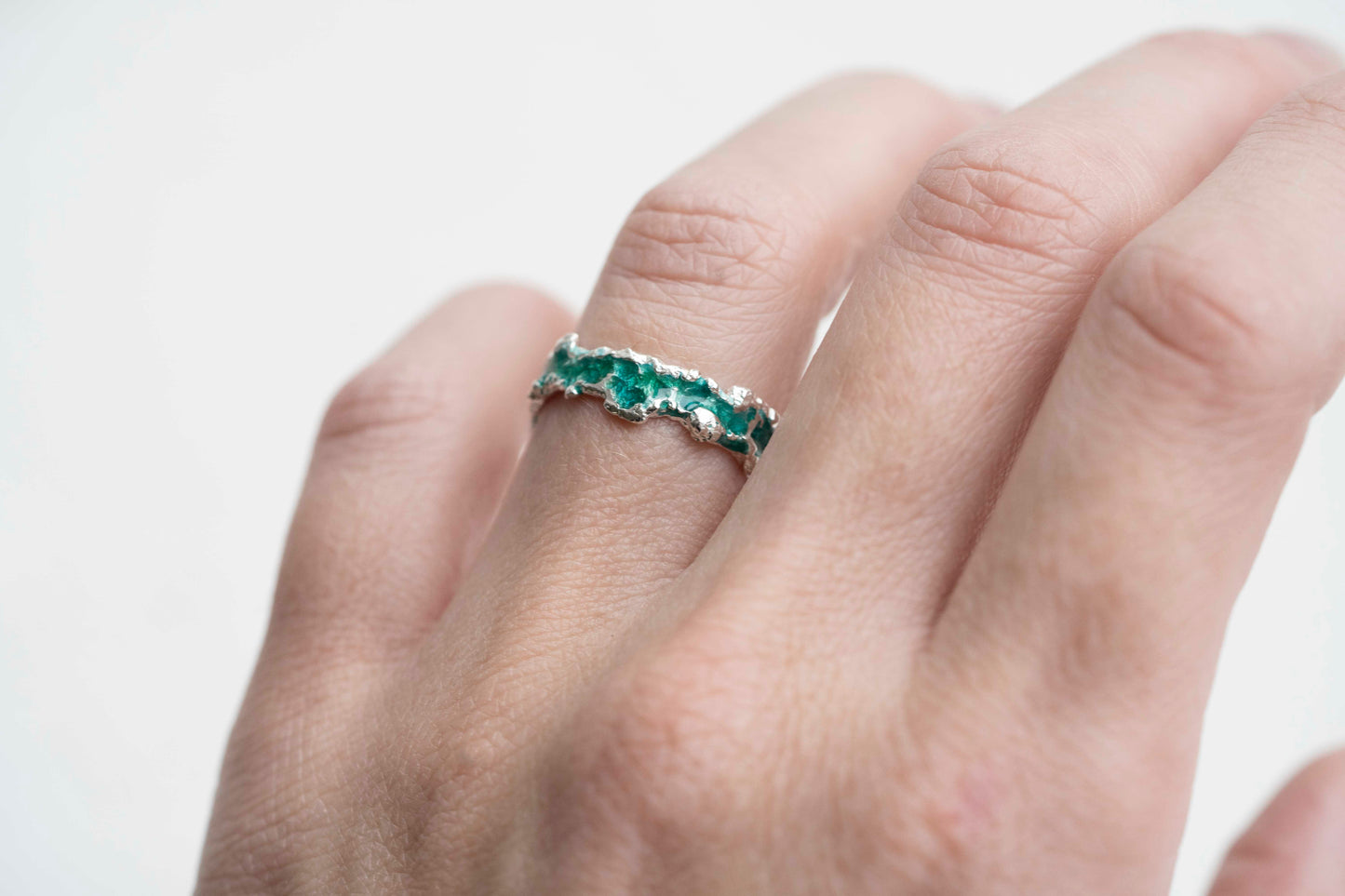 Ring "Wave" emerald (4 mm)