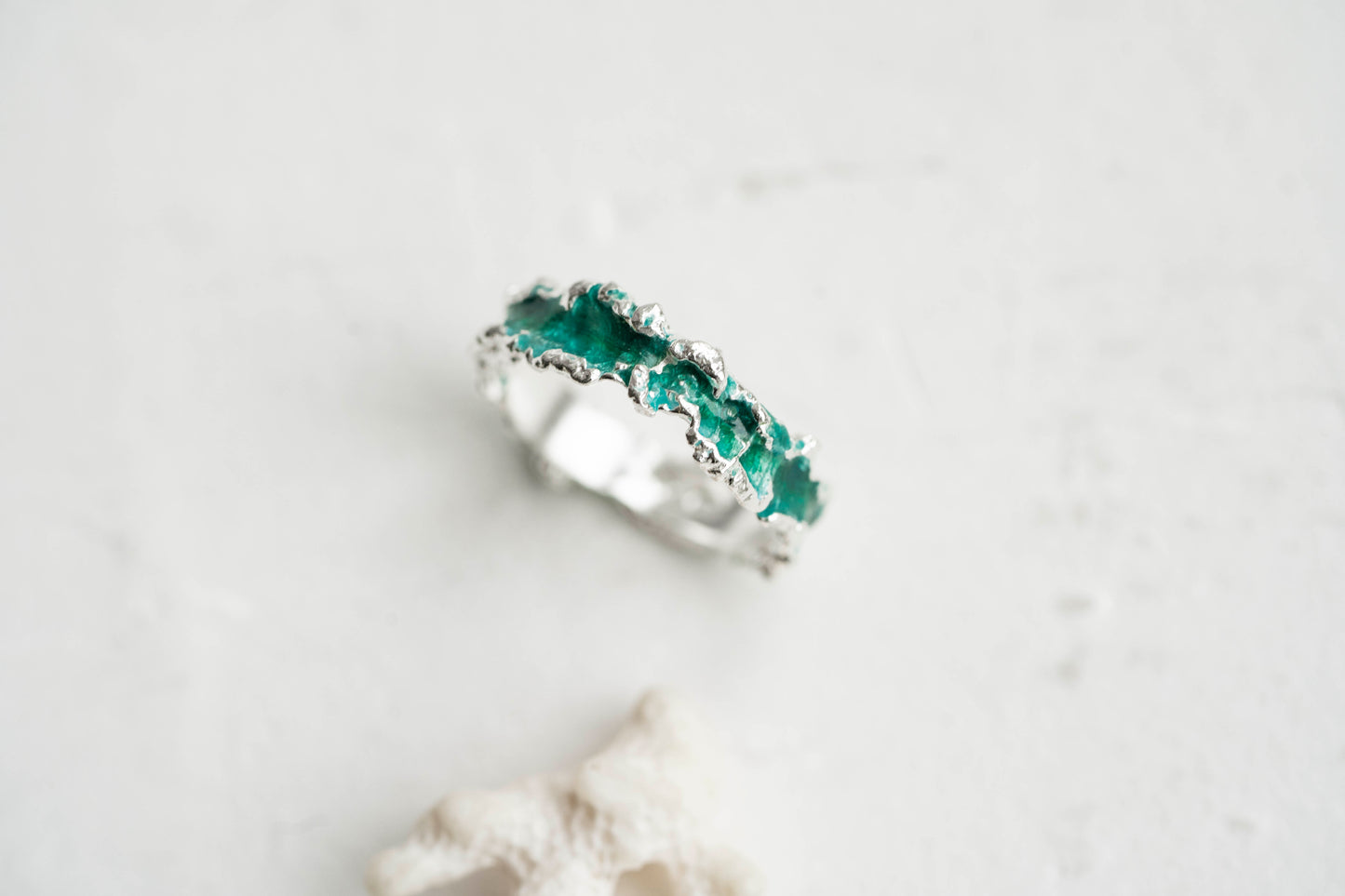 Ring "Wave" emerald (4 mm)