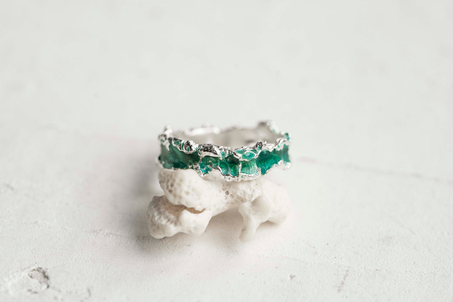 Ring "Wave" emerald (4 mm)