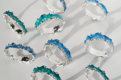 Ring "Wave" (4 mm) emerald with gemstones