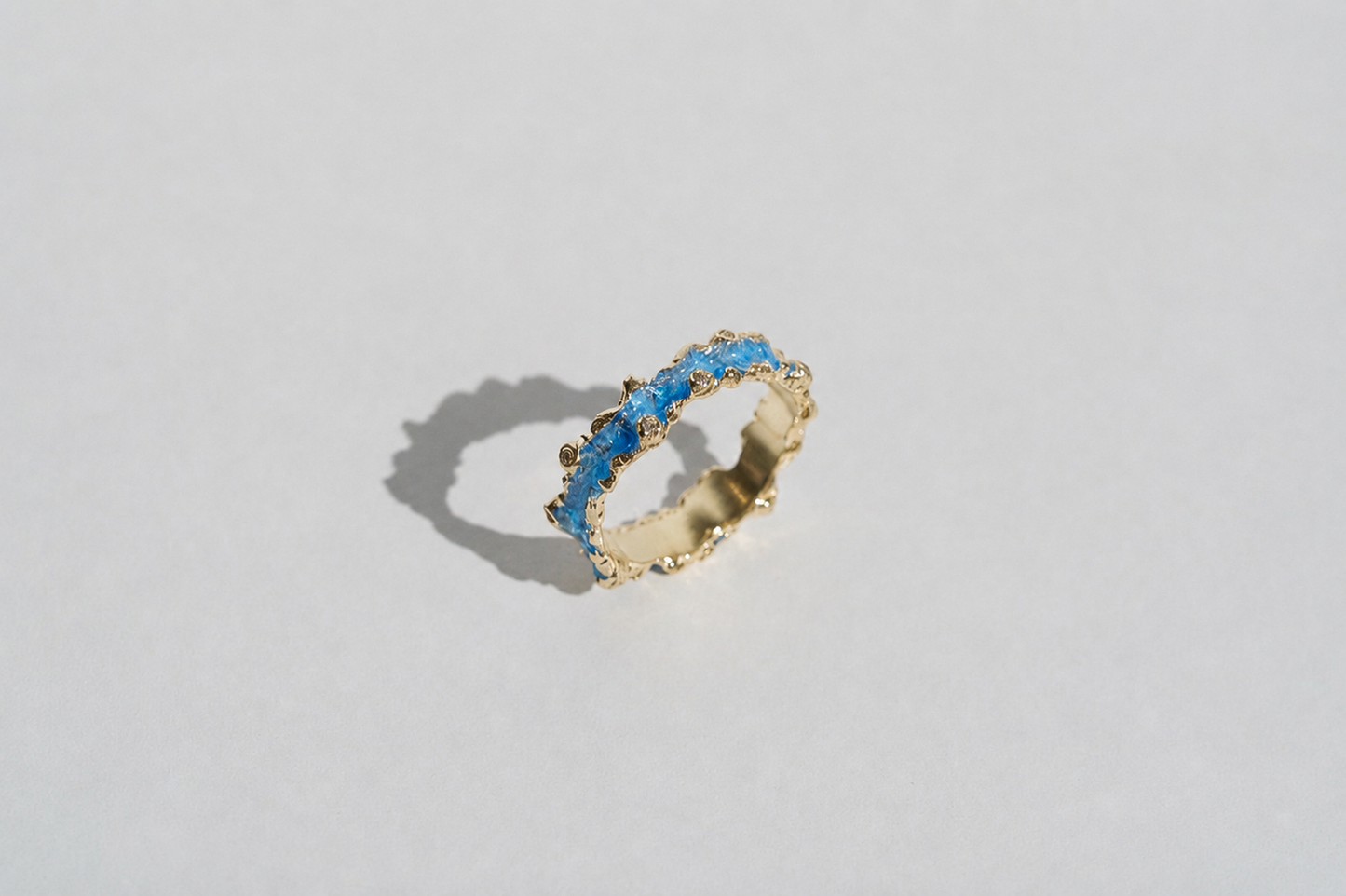 Ring "Wave" (4 mm) blue with gemstones