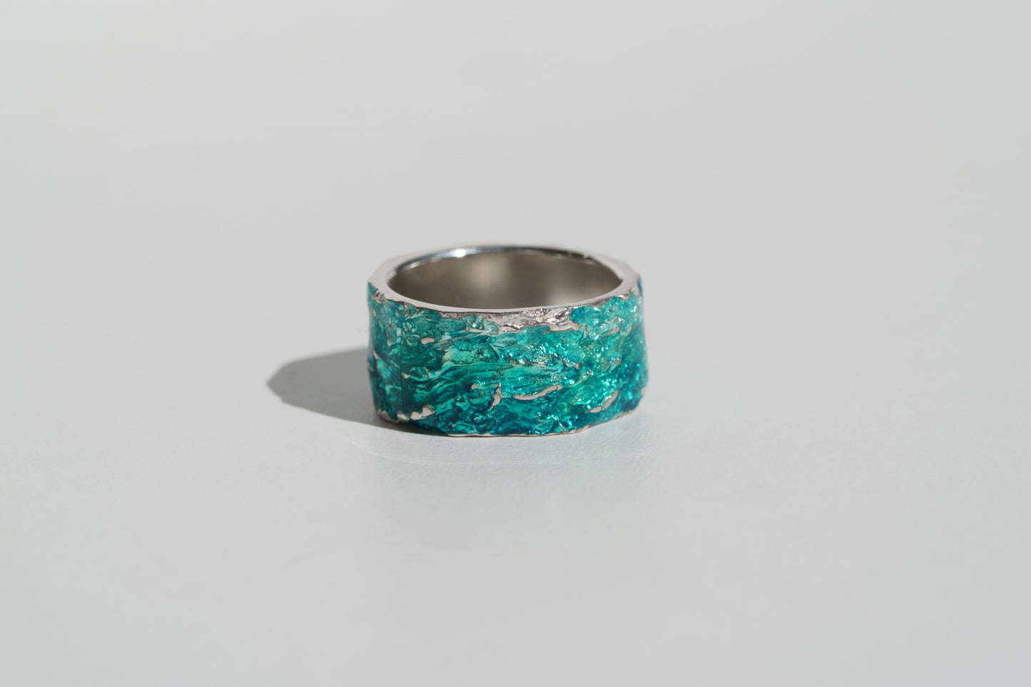 Ring "WAVE" emerald (10 mm) with smooth edges