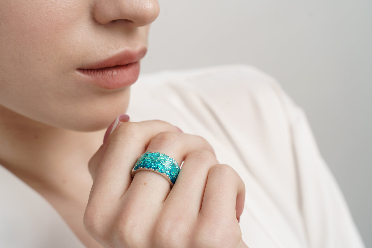 Ring "WAVE" emerald (10 mm) with smooth edges