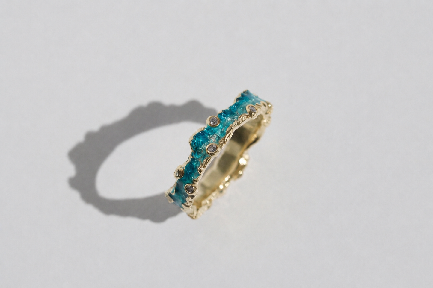 Ring "Wave" (4 mm) emerald with gemstones