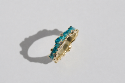 Ring "Wave" (4 mm) emerald with gemstones