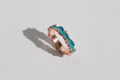 Ring "Wave" (4 mm) emerald with gemstones