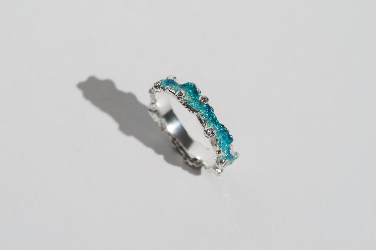 Ring "Wave" (4 mm) emerald with gemstones