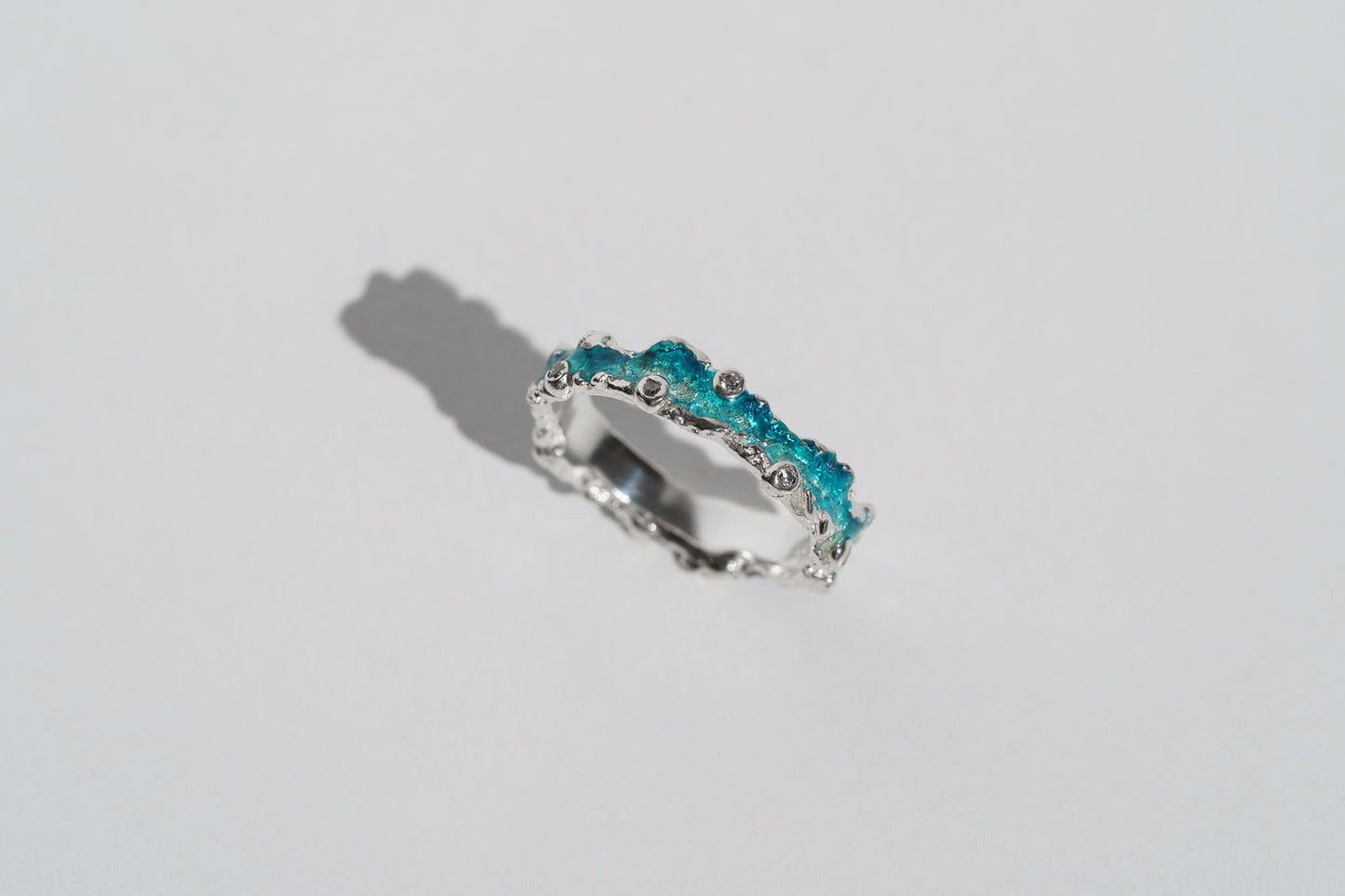 Ring "Wave" (4 mm) emerald with gemstones