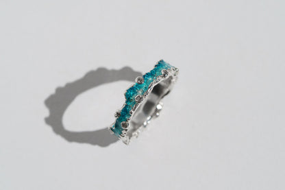 Ring "Wave" (4 mm) emerald with gemstones