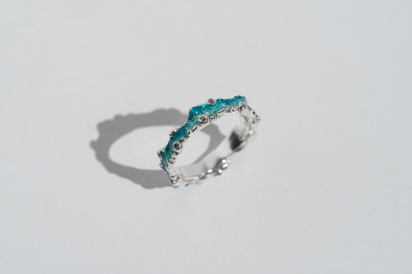 Ring "Wave" (4 mm) emerald with gemstones