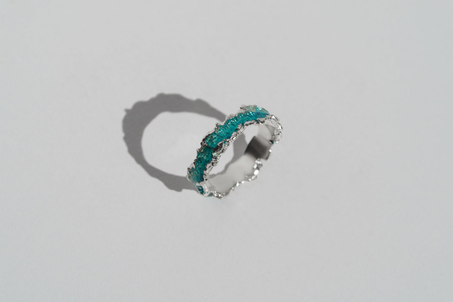 Ring "Wave" emerald (4 mm)