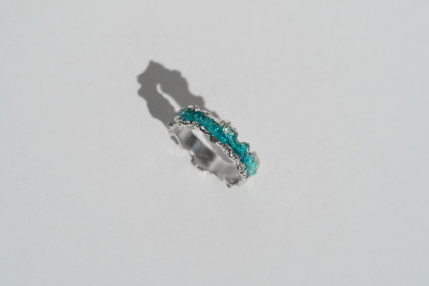 Ring "Wave" emerald (4 mm)