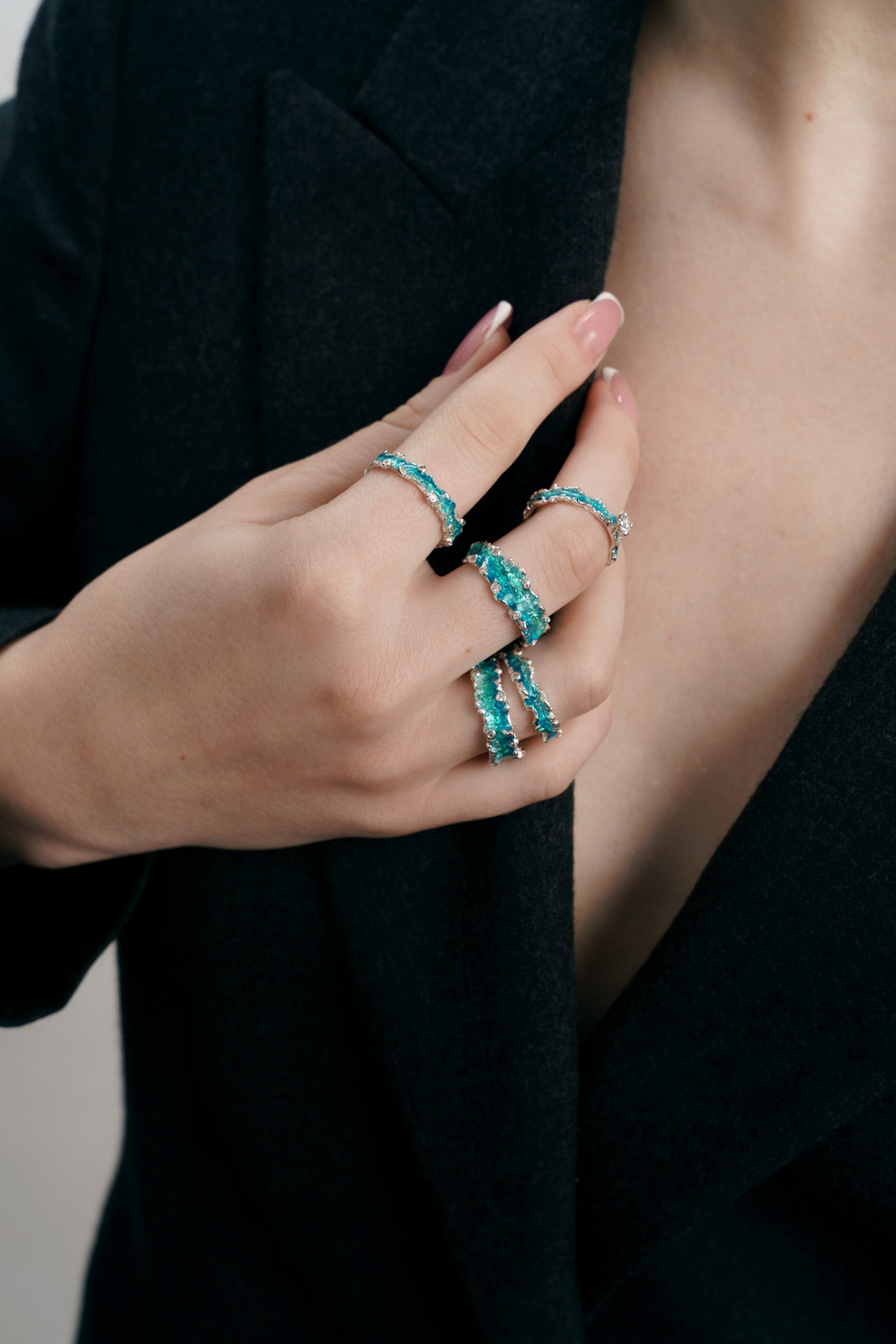 Ring "Wave" (6 mm) emerald with gemstones