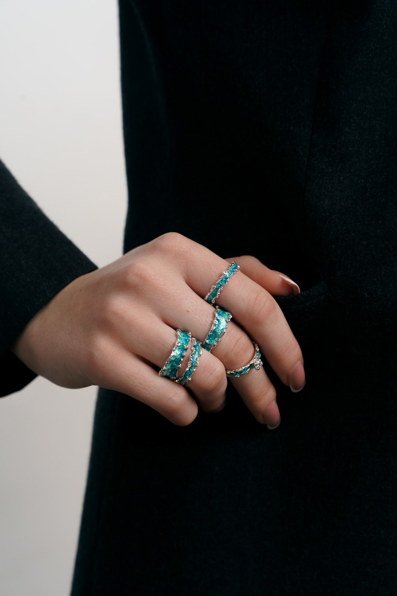Ring "Wave" (6 mm) emerald with gemstones