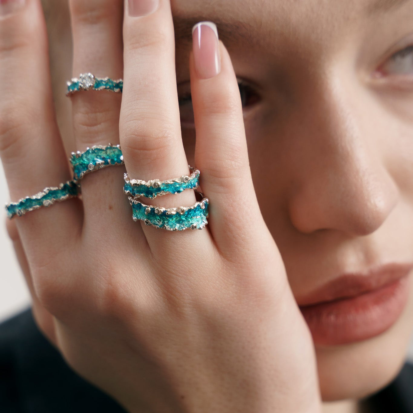 Ring "Wave" (6 mm) emerald with gemstones