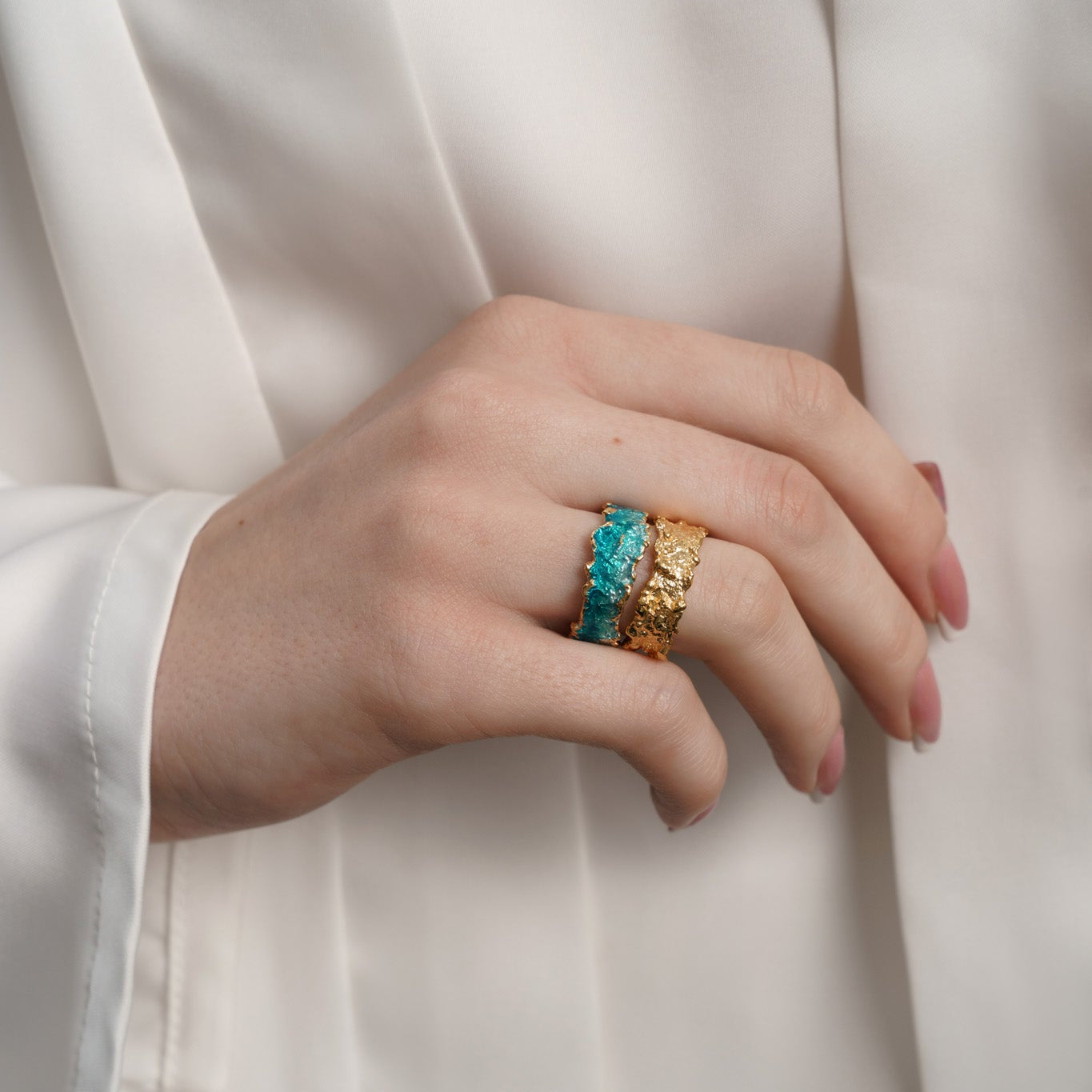 Ring "Wave" emerald (6 mm)
