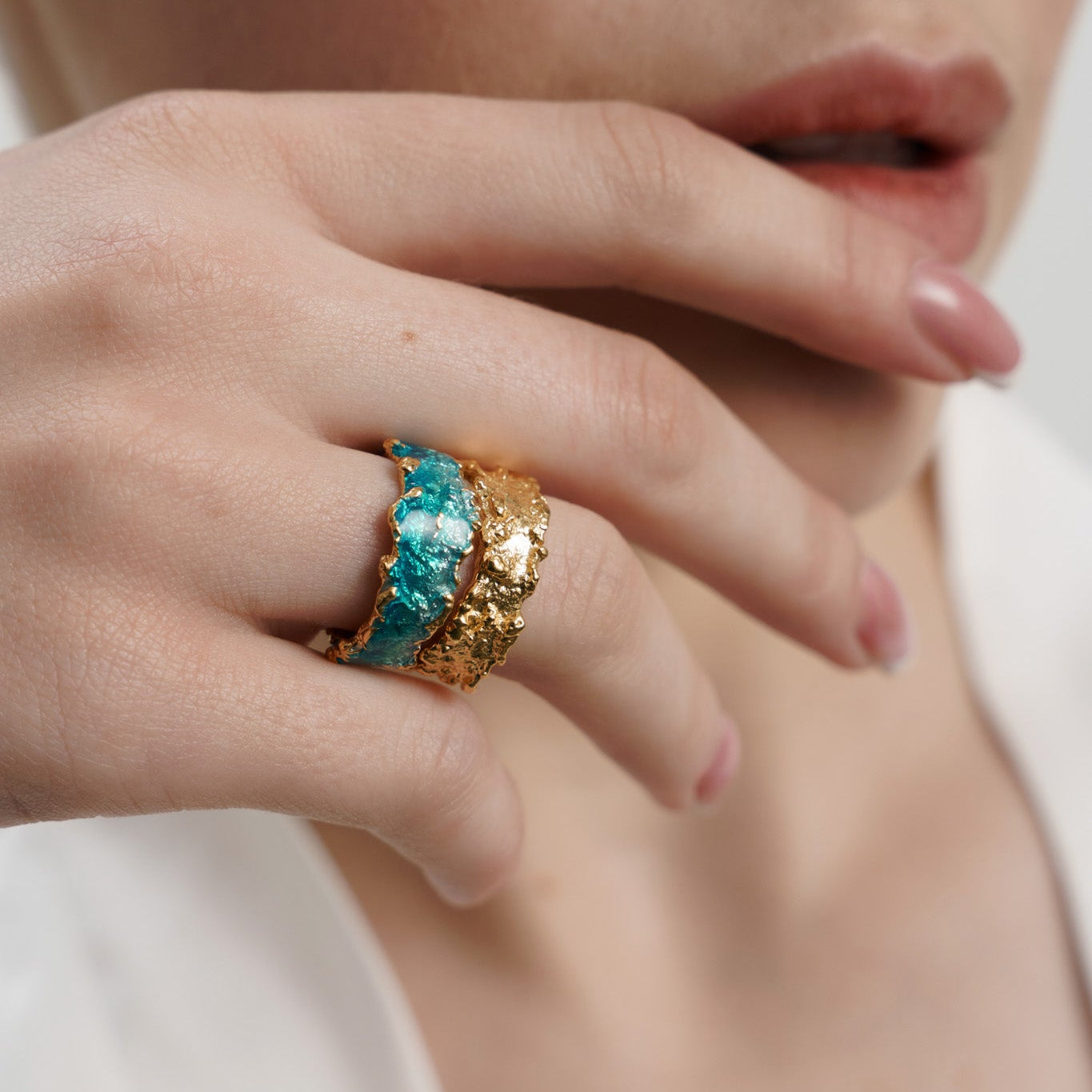 Ring "Wave" emerald (6 mm)