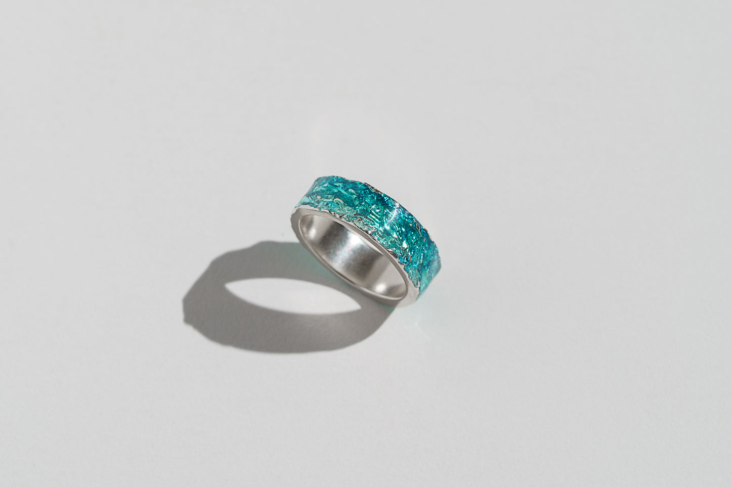 Ring "WAVE" emerald (6 mm) with smooth edges